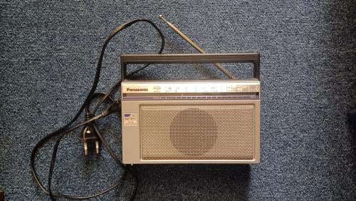 Draagbare Panasonic radio met antenne. Kan elektrisch of op 3 batterijen.