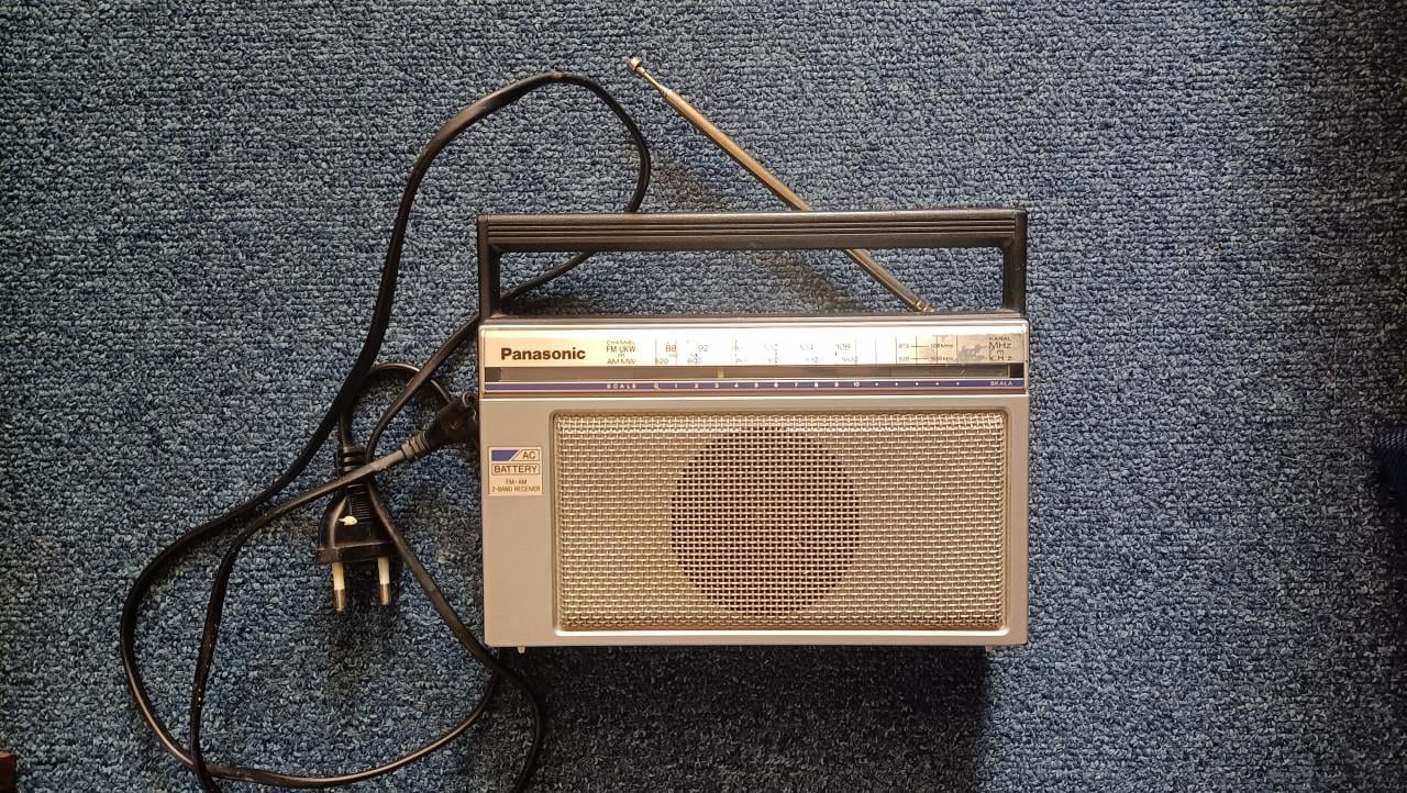 Draagbare Panasonic radio met antenne. Kan elektrisch of op 3 batterijen.