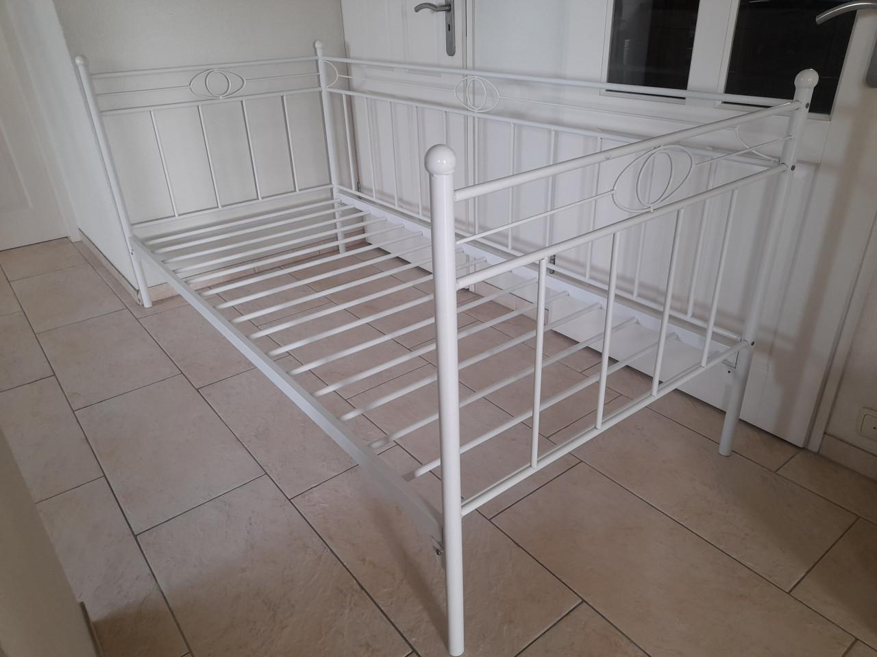 1 Persoons meiden bed  90 x 200 (in goede nette staat )