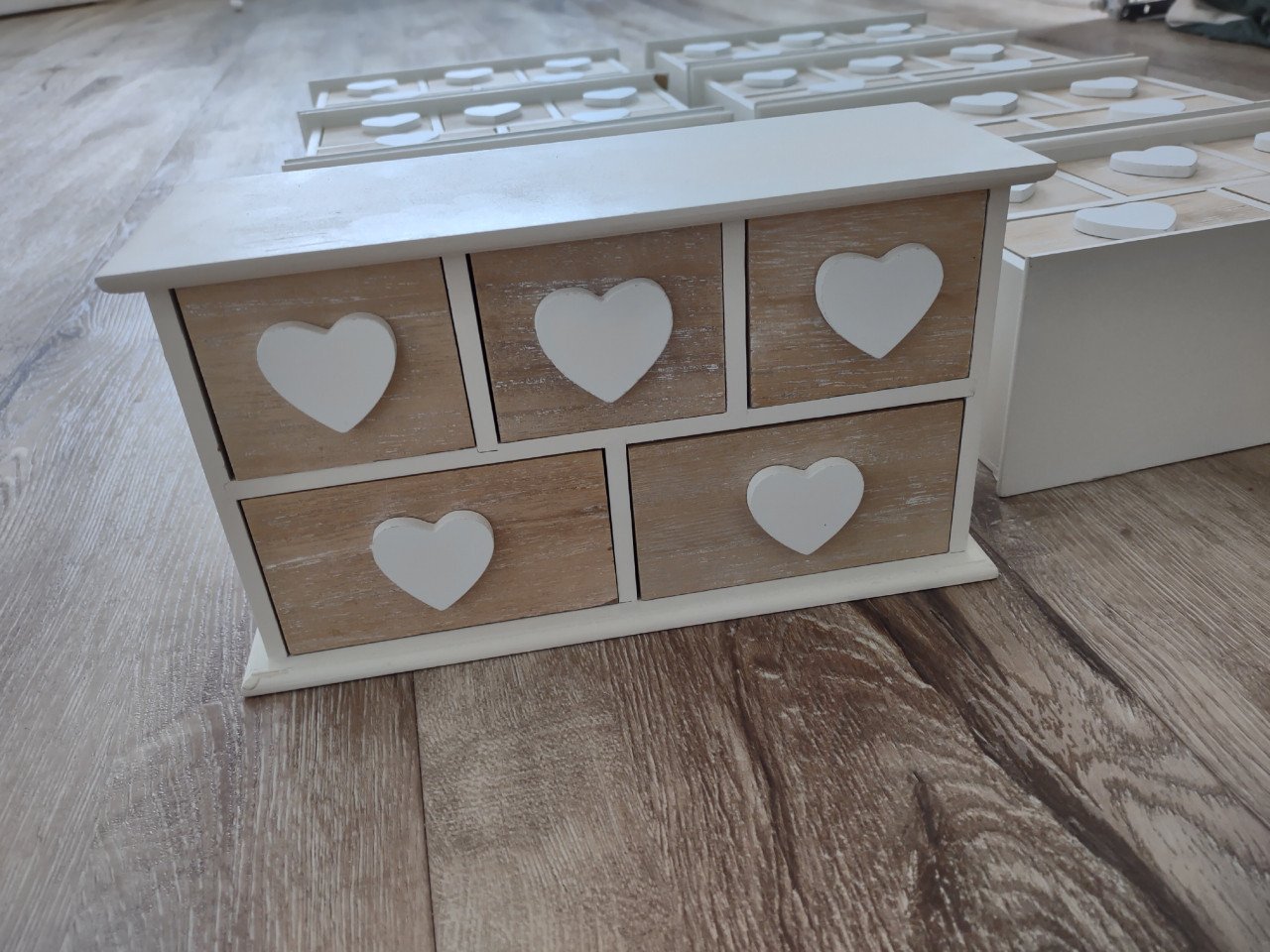 8x houten ladekast met hartjes, houten kastje, tafelkast.