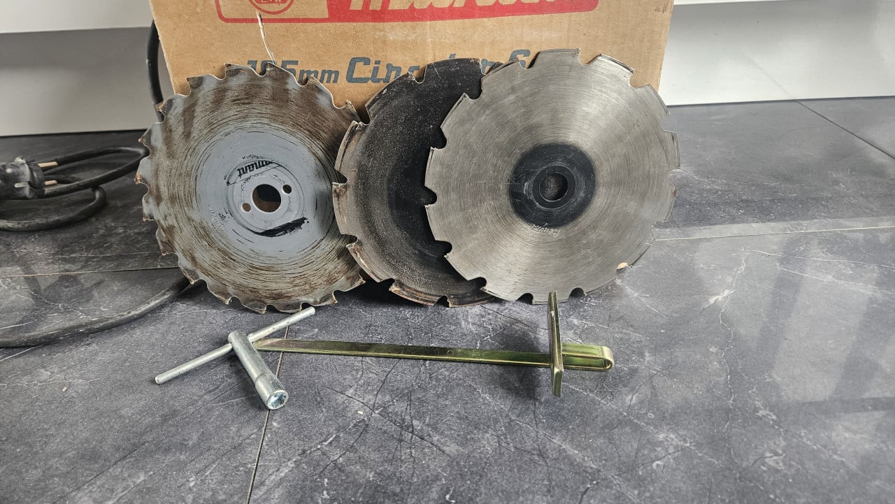 Makita Cirkelzaag SR1800 – 1200W met zaagbladen en originele doos