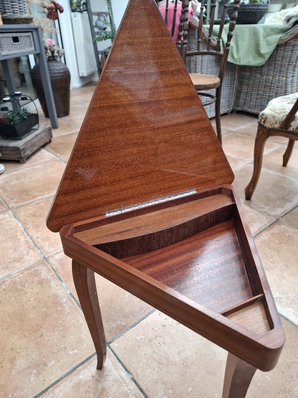 Vintage bijzettafeltje met muziekdoos