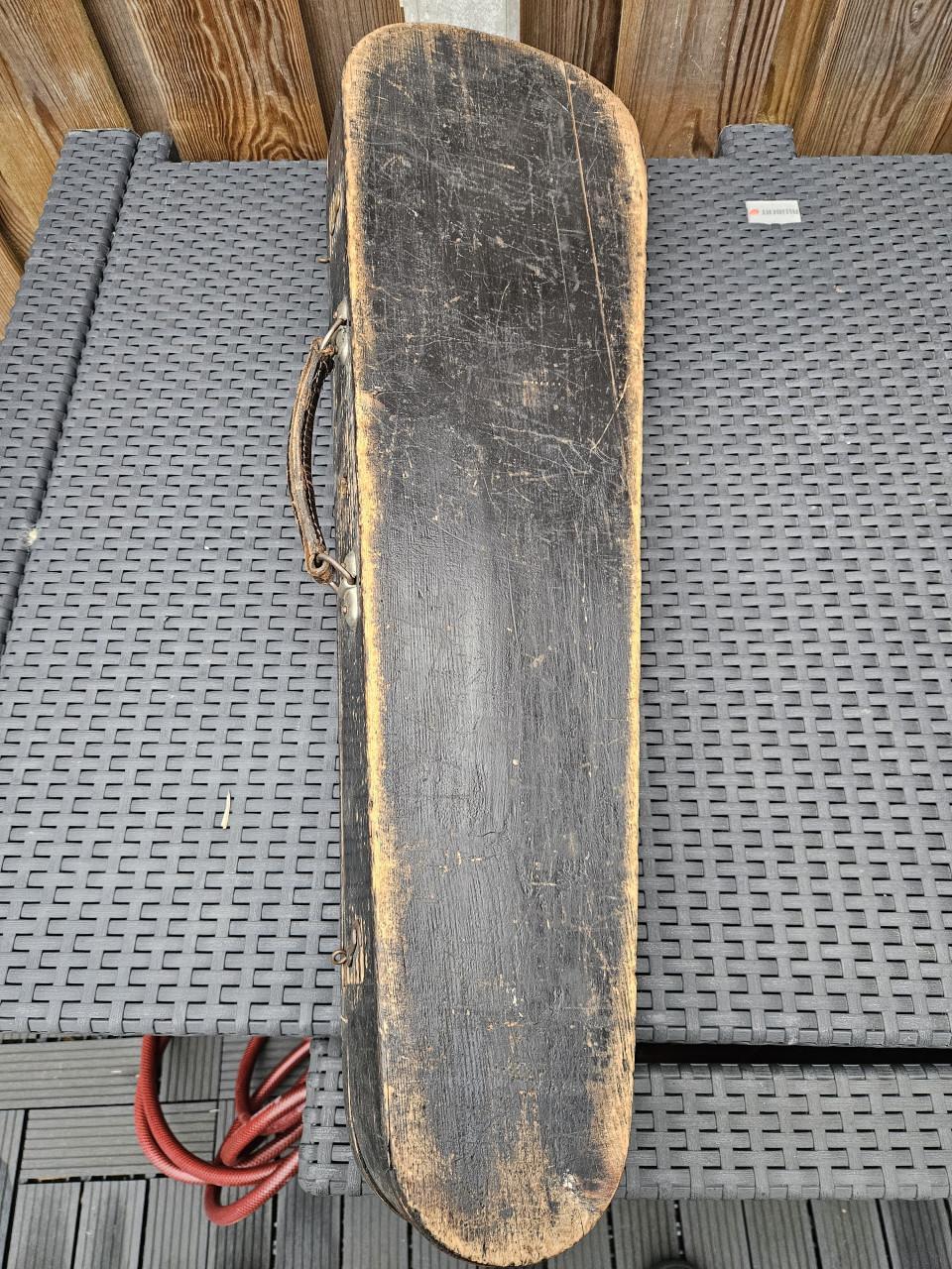 Antieke grote oude houten vioolkoffer met leren handvat