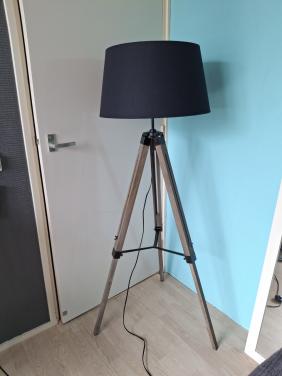 Staande lamp met 3 poot hout en 2 kappen