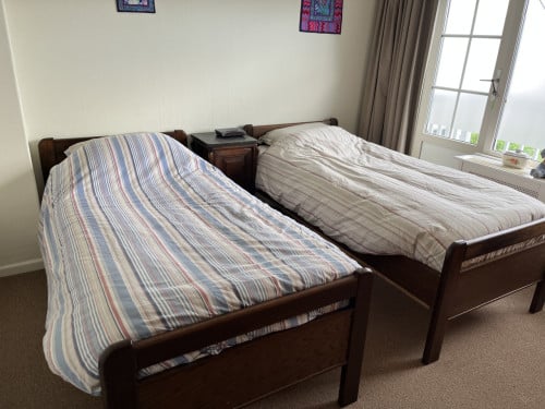 GRATIS meenemen 2 senioren bedden en linnenkast