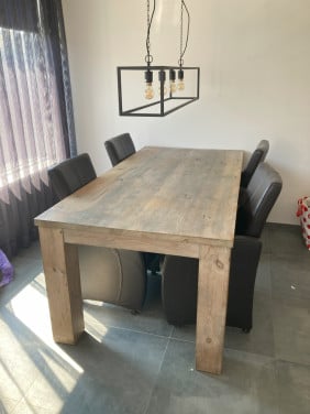 Eettafel met 4 leren stoelen