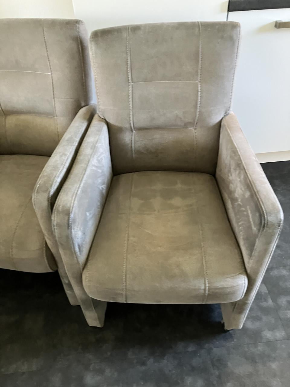 Te koop 4 eetkamerstoelen met wieltjes