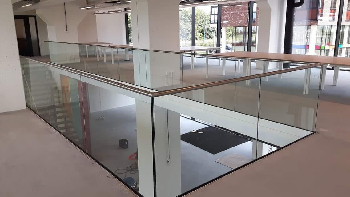 ⭐ TIP – Hekwerken met glas op maat | Veilig & transparant