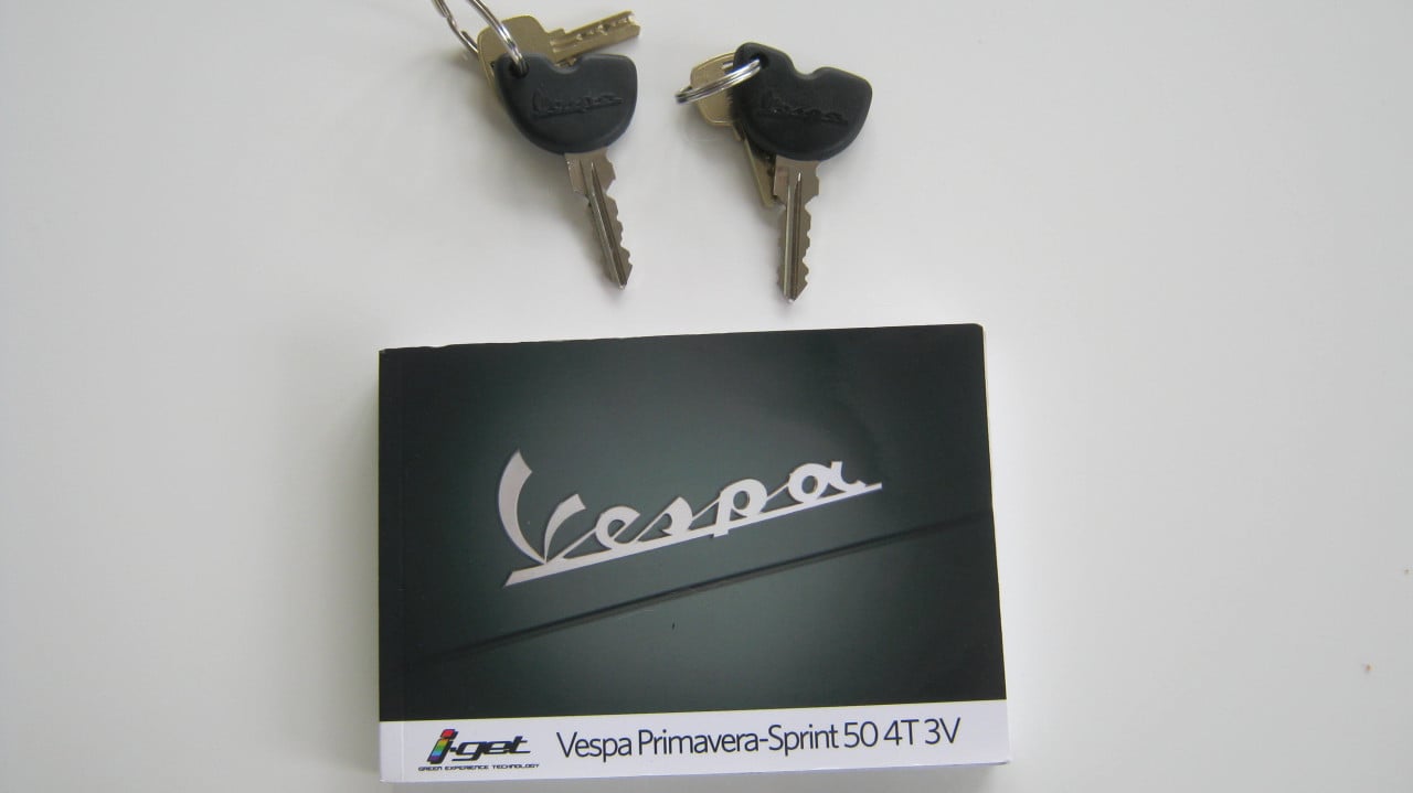 NIEUW VESPA SPRINT MET 731 KM OP DE TELLER 3000 EURO