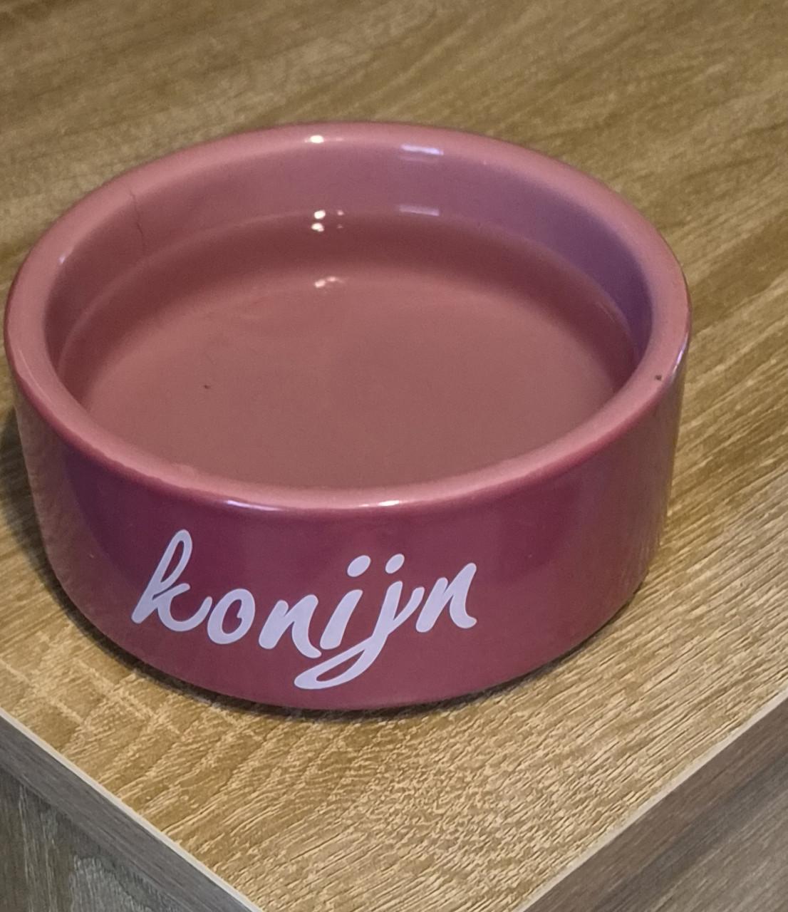 Konijn met hok en 2 zakken voer