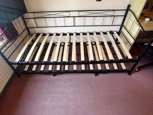 Slaapbank/ bed met onderschuifbed