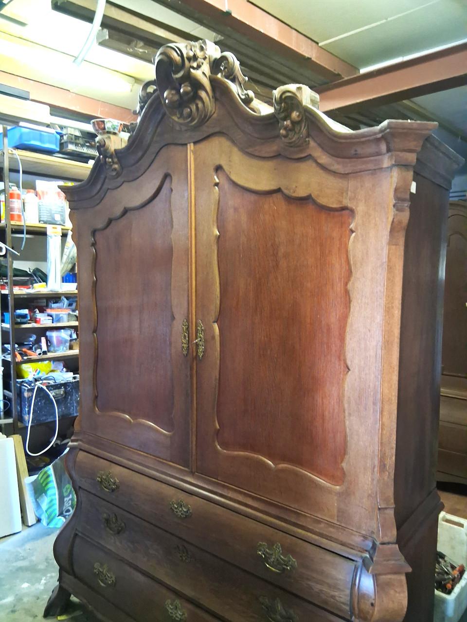 Oude kast en stoeltjes