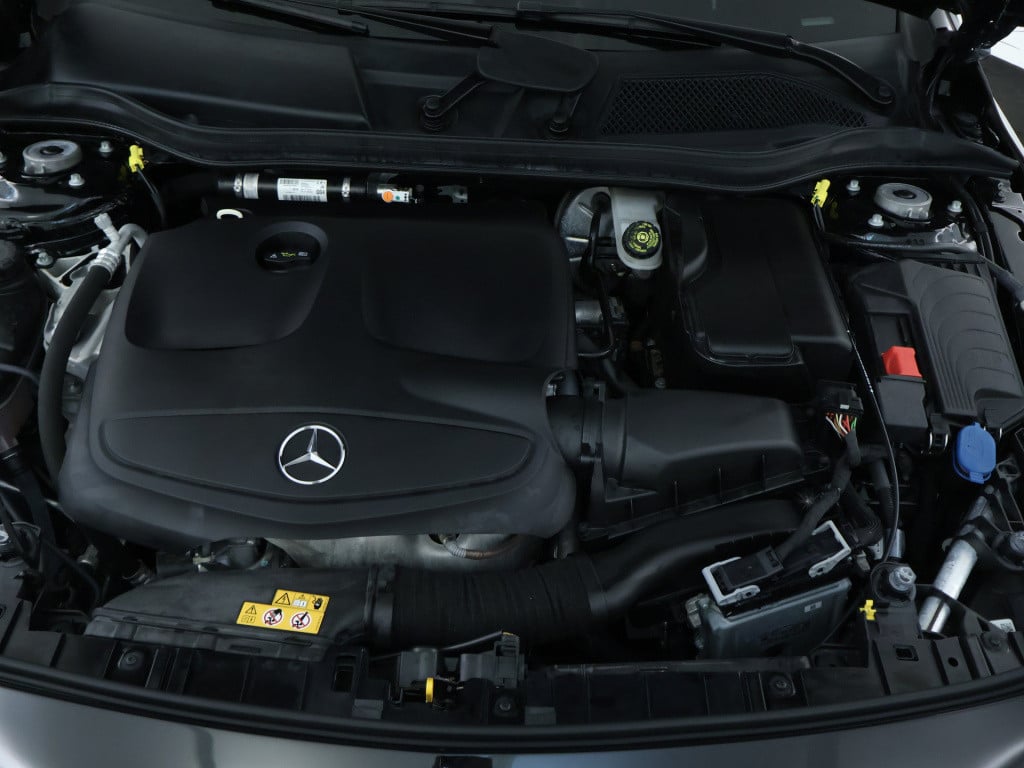 Mercedes-Benz Gla-klasse 180 business solution amg line | panoramadak | cru