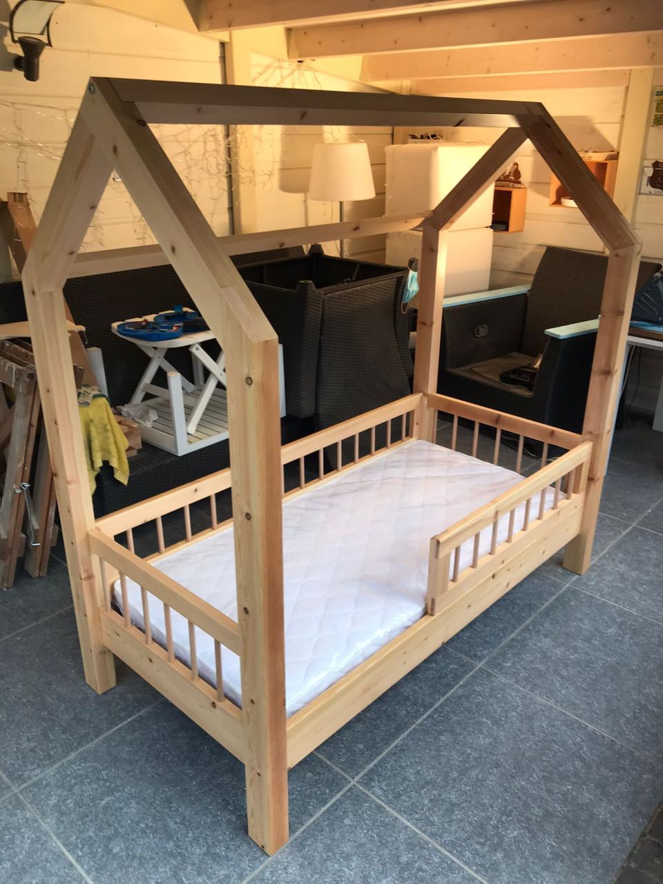 Peuterbed huisje