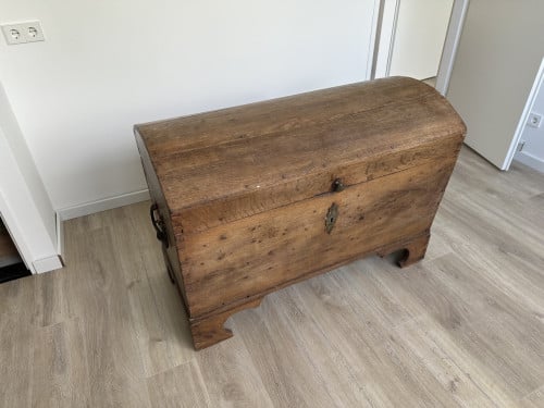 Kist met licht gebogen deksel