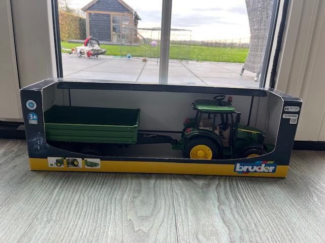 Bruder John Deere 5115 M met kar