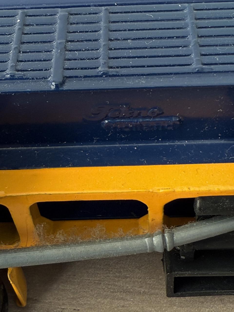 Tekno ASG Combinatie Scania 141 bakwagen met aanhanger.