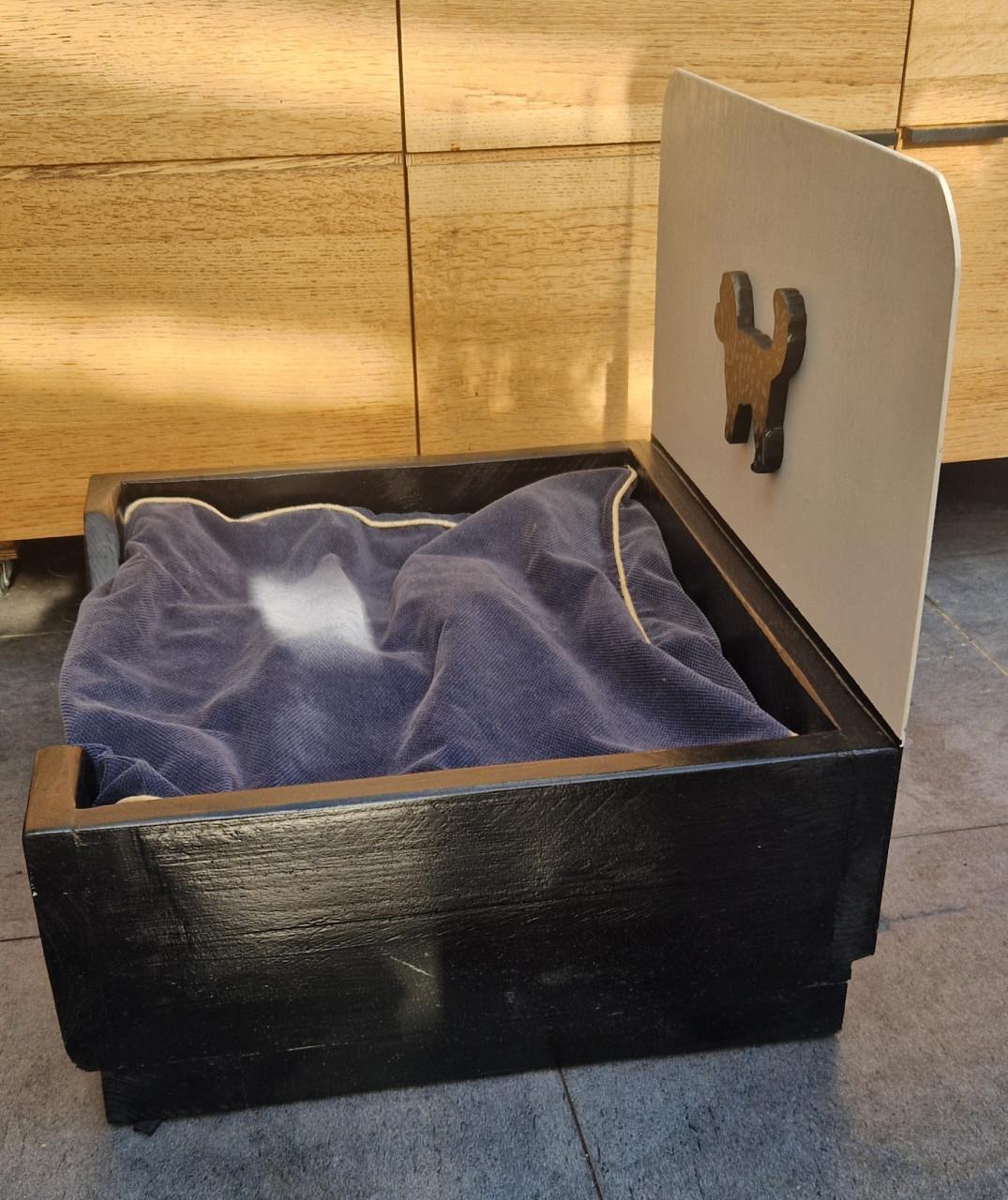 Stevige houten hondenmand, (l)66 x (d)56½ x (h)24 cm met leuke achterwand