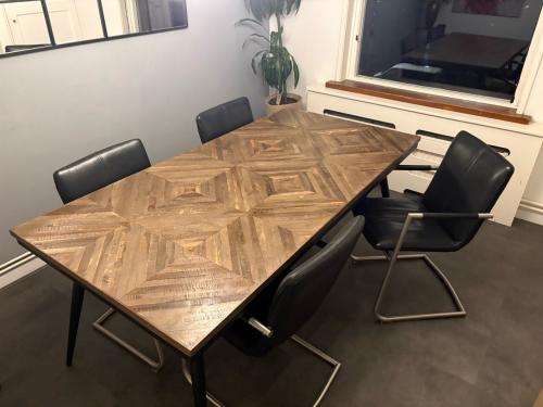 Mooie design eettafel van massief hout met uniek ruitmotief