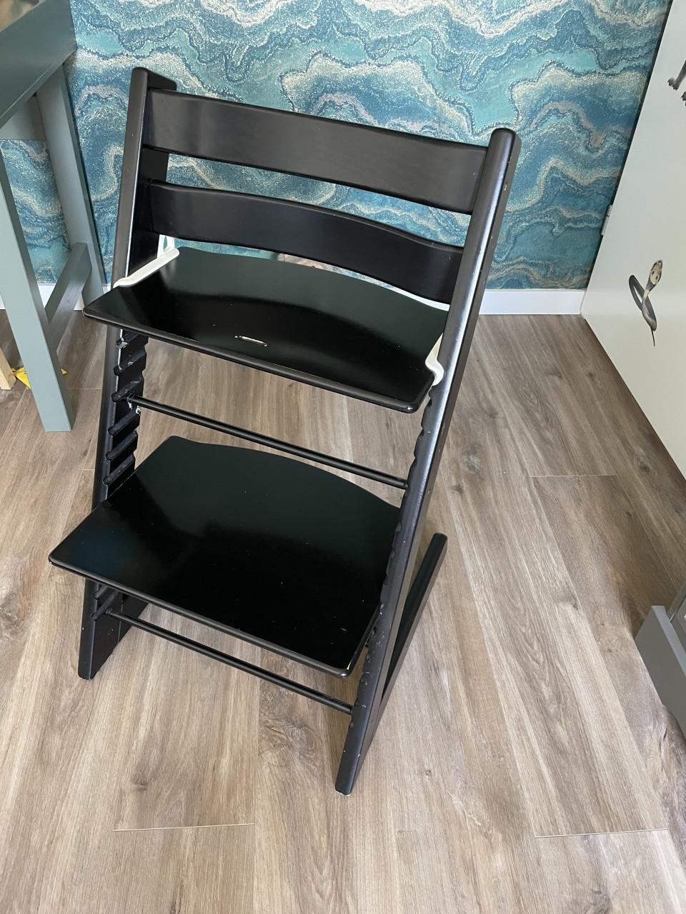 Zwarte Tripp Trapp stoel met babyset