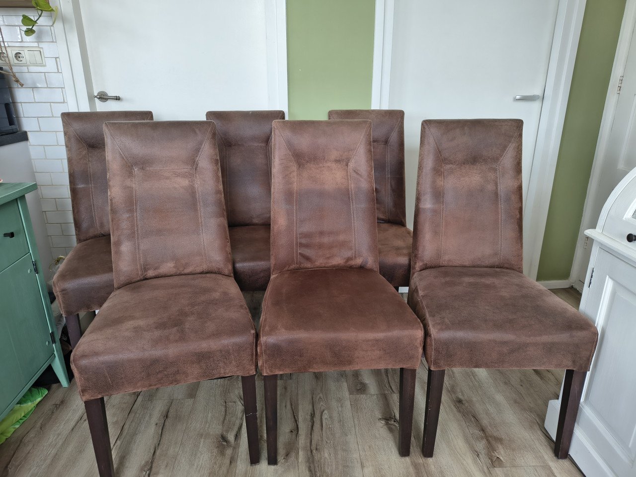 6x bruin suède eetkamerstoelen. Stoelen set bruin eethoek.