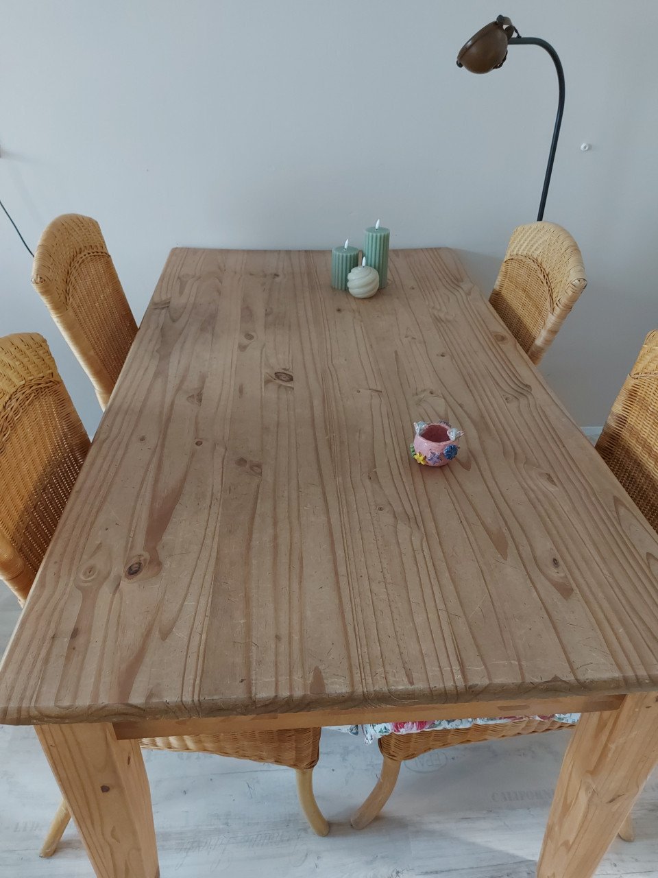 Stevige grenen eethoek met vier leuke rieten stoeltjes
