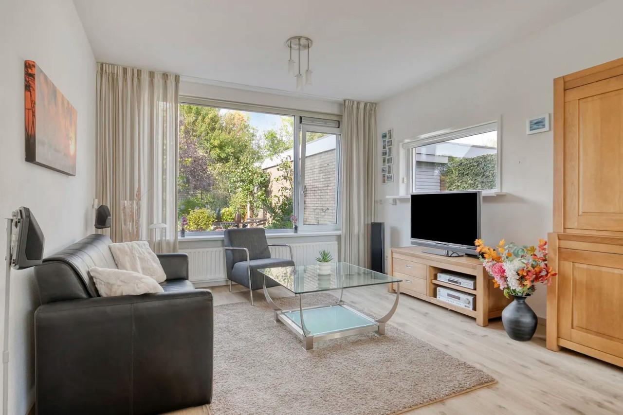 Inboedel: bank salontafel tv-meubel kast vitrinekast eettafel en stoelen