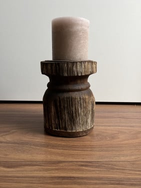 Houten kaarsenstandaard met kaars