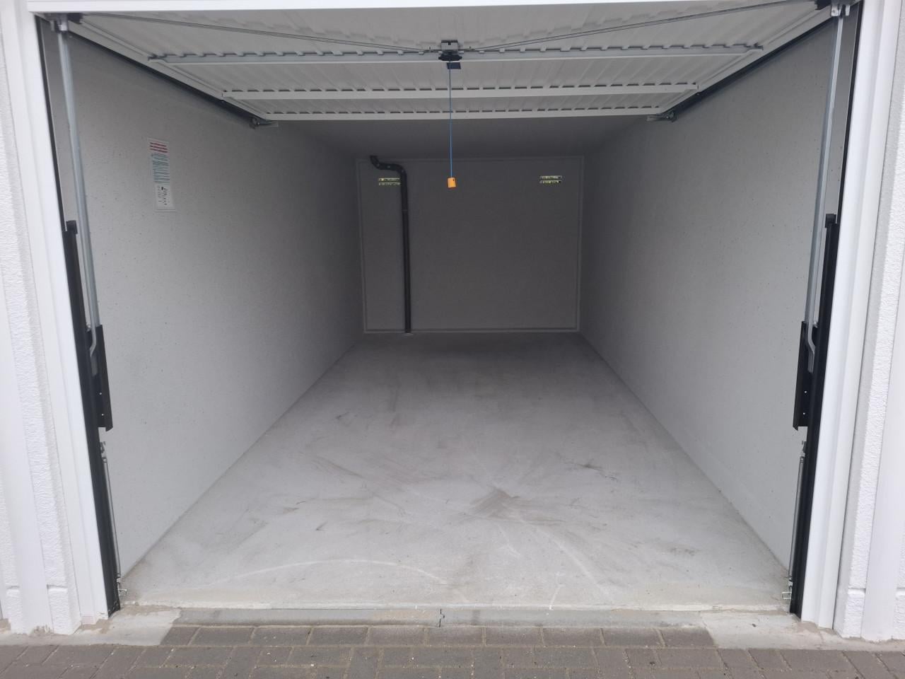 TE HUUR NIEUWE GARAGEBOX IN CLINGE