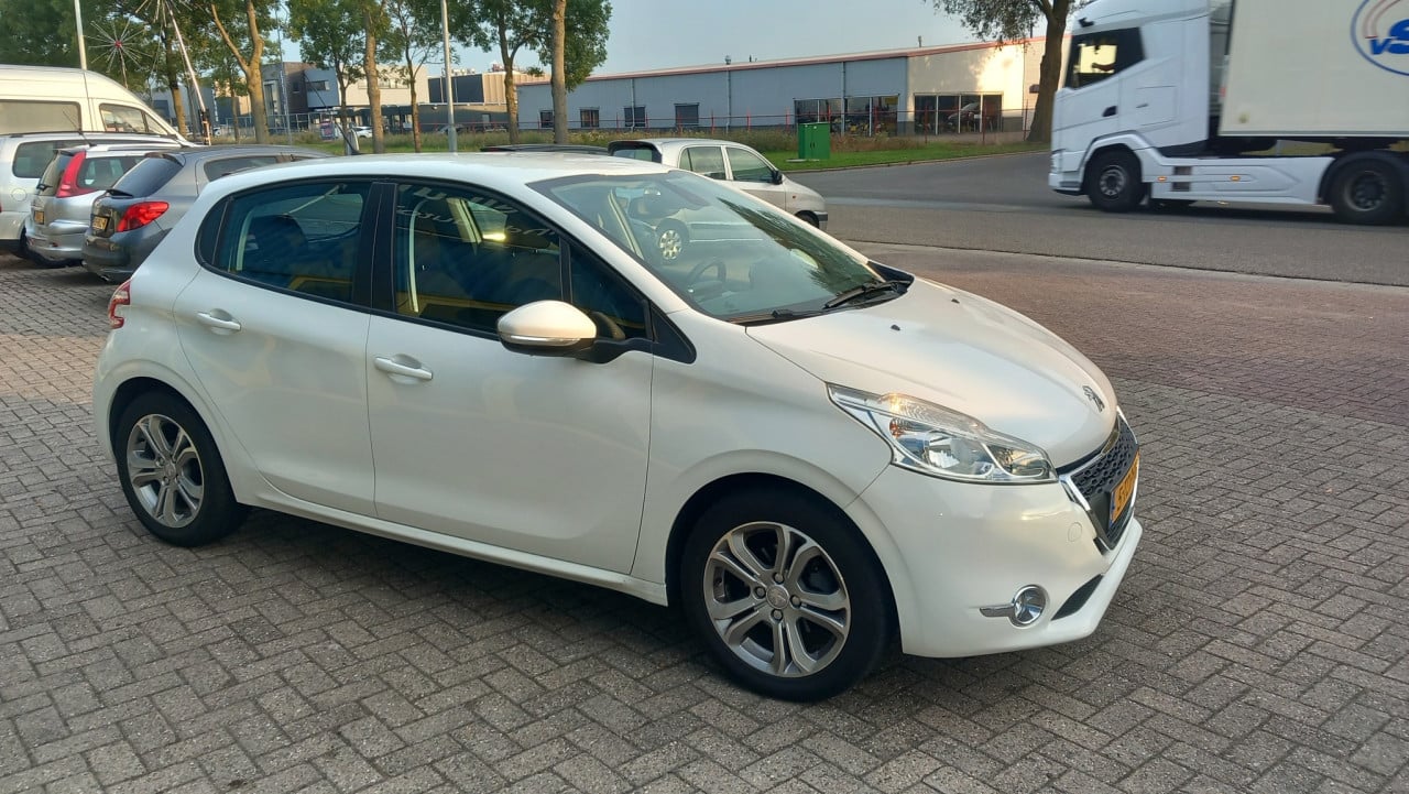 Peugeot 208 1.2 VTI Envy 5deurs bj:2014 107.000km airco lm-velgen
