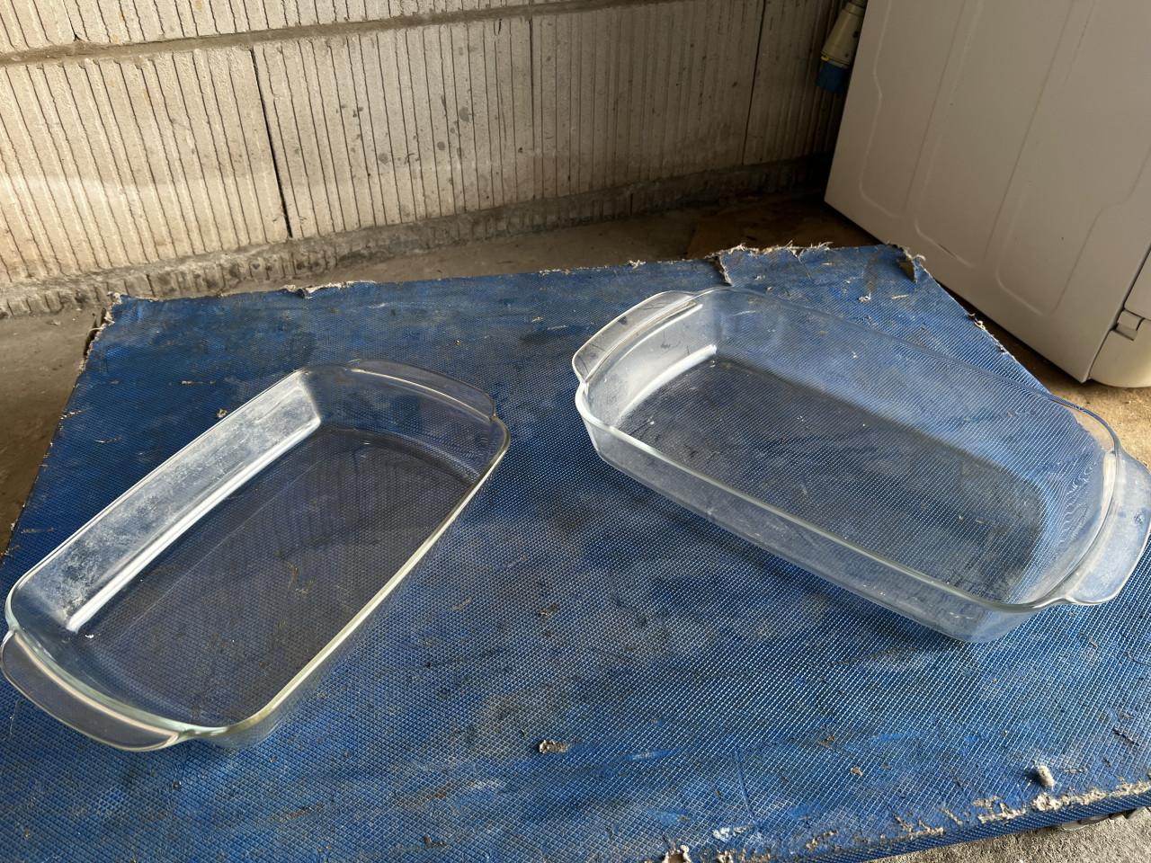 2x grote gietijzeren/emaile Pannen e 2x grote PYREX glazen ovenschalen