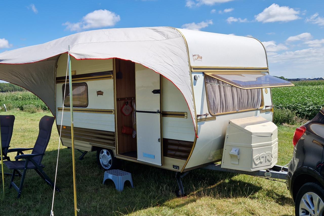 Caravan (met voortent en 2 luifels)