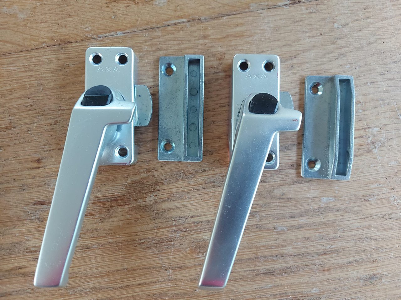 2 x z.g.a.n. Axa raamsluiting met nok + drukknop links
