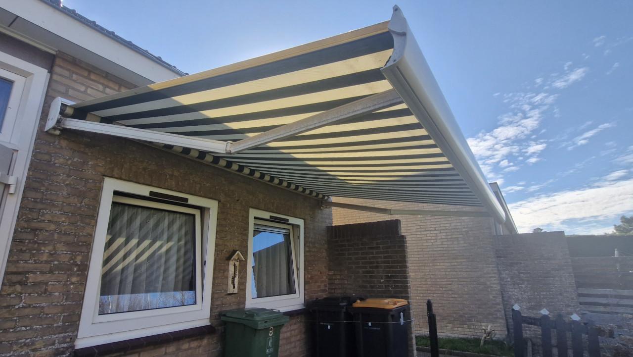 Knikarm zonnescherm electrisch