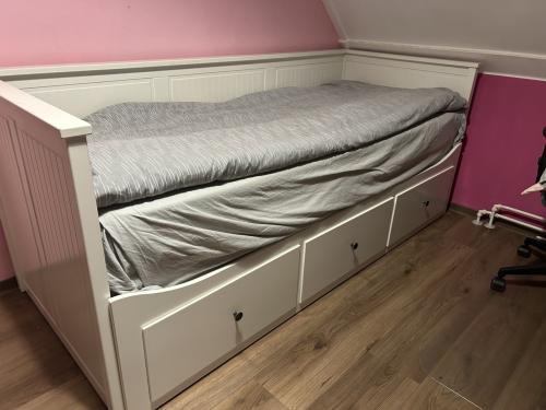 Hemnes, uitschuifbare bedbank