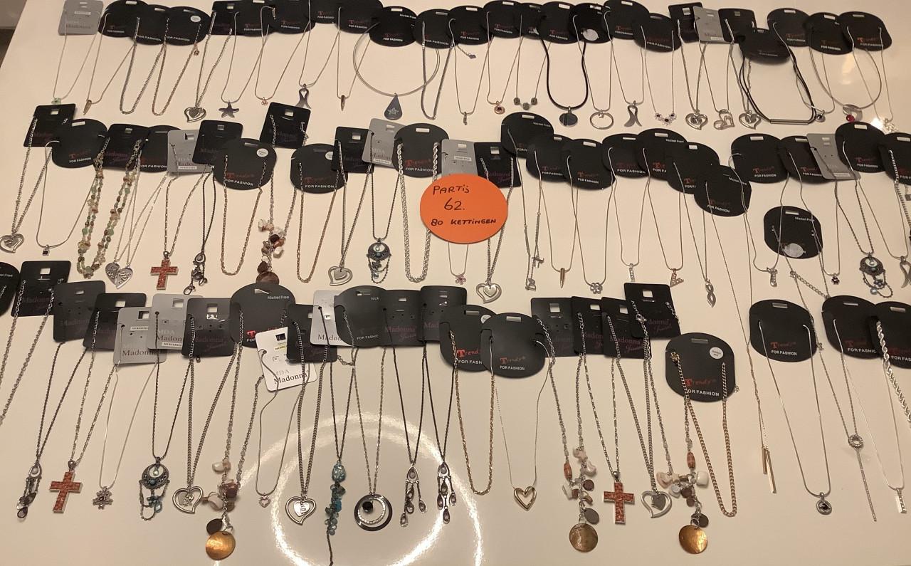 Partij mooie kettingen. ( partij 62)