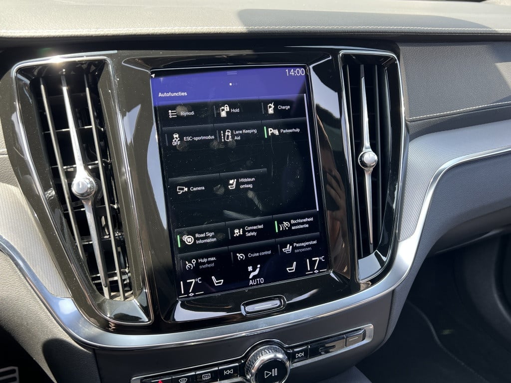 Volvo V60 t6 398pk recharge r-design| panodak| adap.cruise| trekhaak| awd|