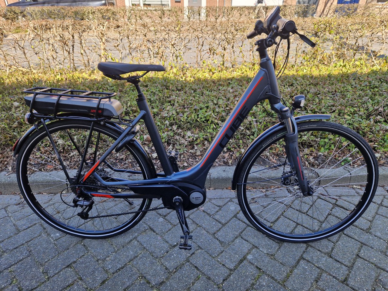 Keurig nette Cube elektrische fiets met Bosch middenmotor