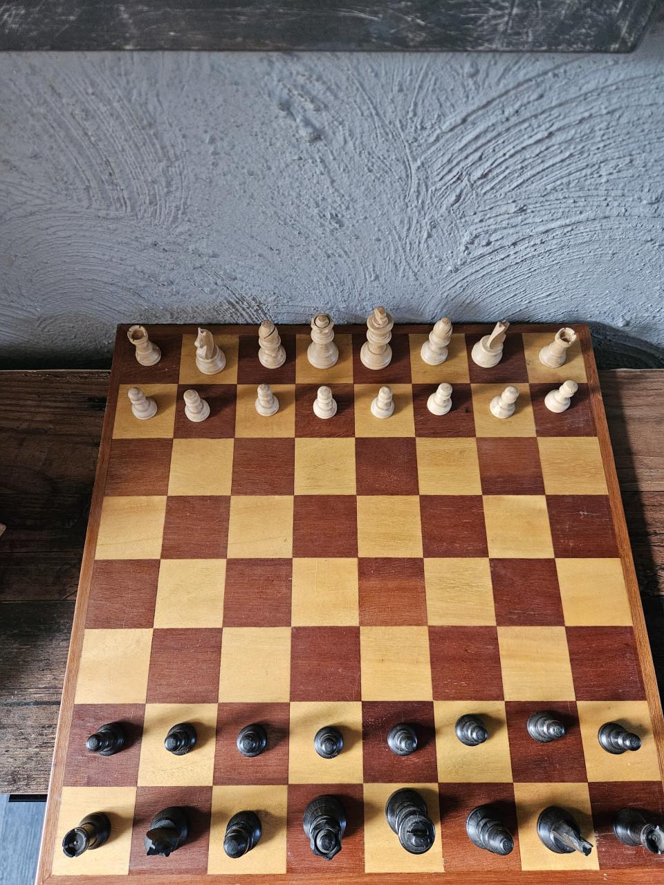 Vintage prachtig groot houten schaakspel met opbergdoos