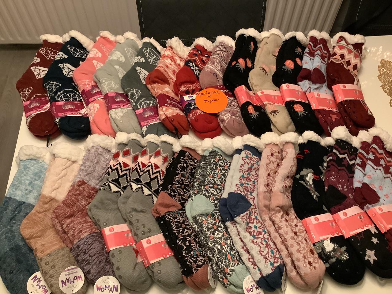 Partij leuke fluffy huissokken. ( partij 242)