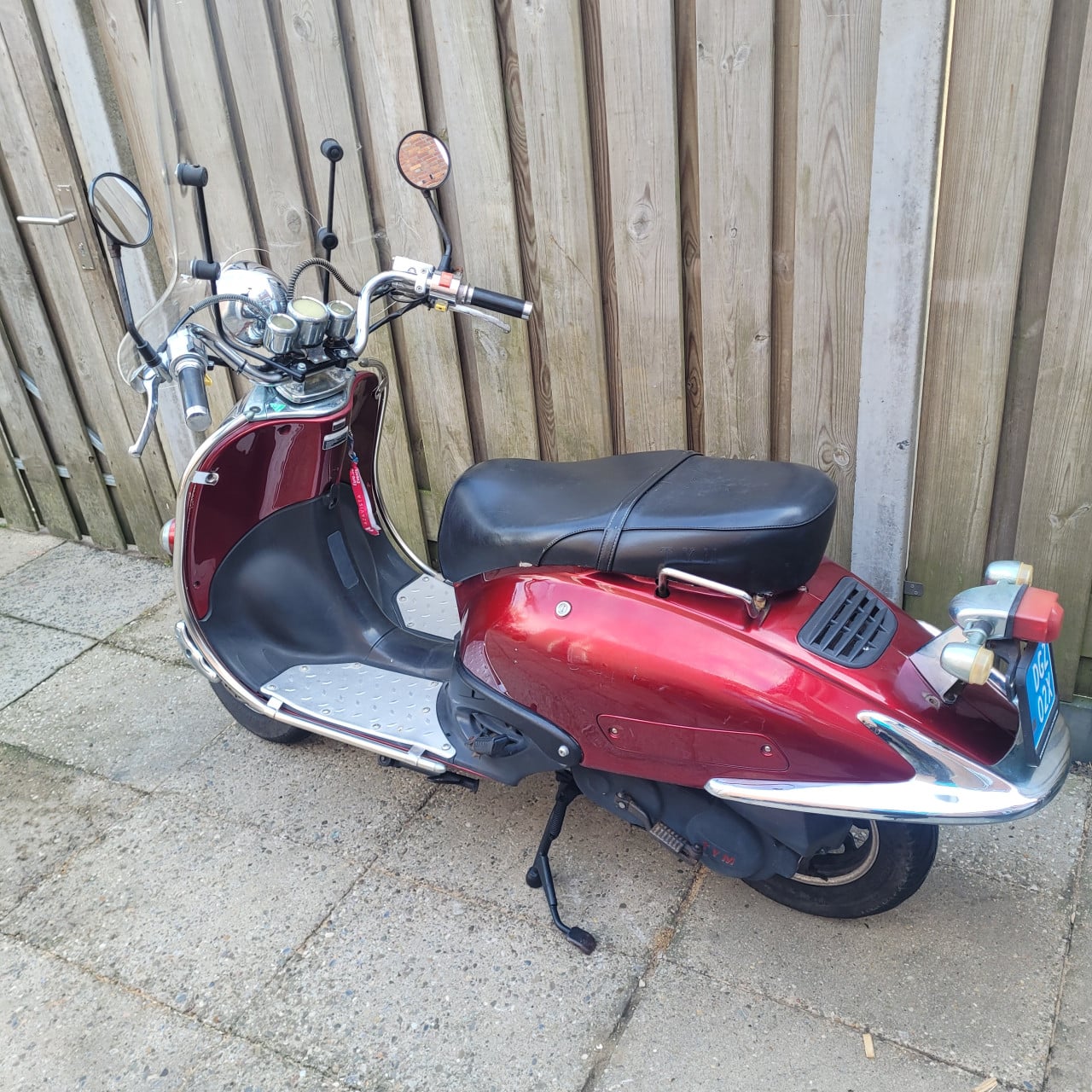 Leuke retro snor scooter