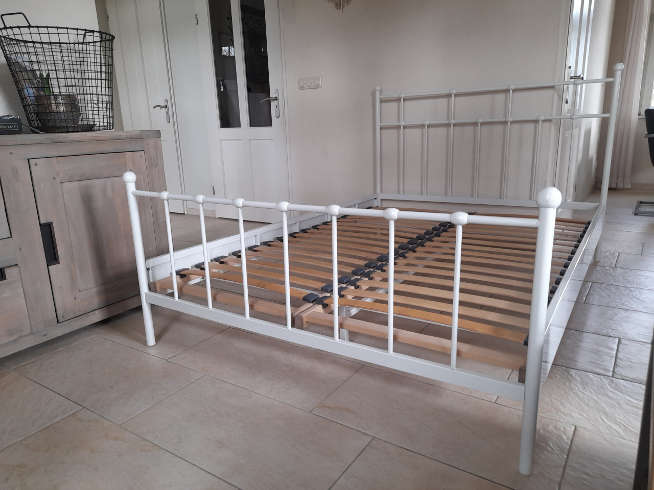 140 x 200 Metalen bed (in goede staat ) eventueel met matras!