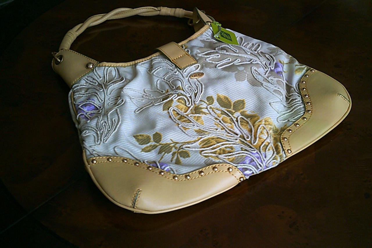 NIEUWE geborduurde OILILY handtas in zachte kleuren . . .