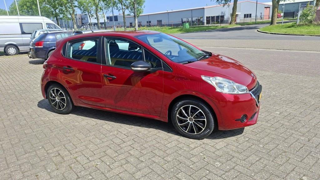 Peugeot 208 1.2 VTI Access 5 deurs bj:2012 airco apk 2027 i.z.g.st