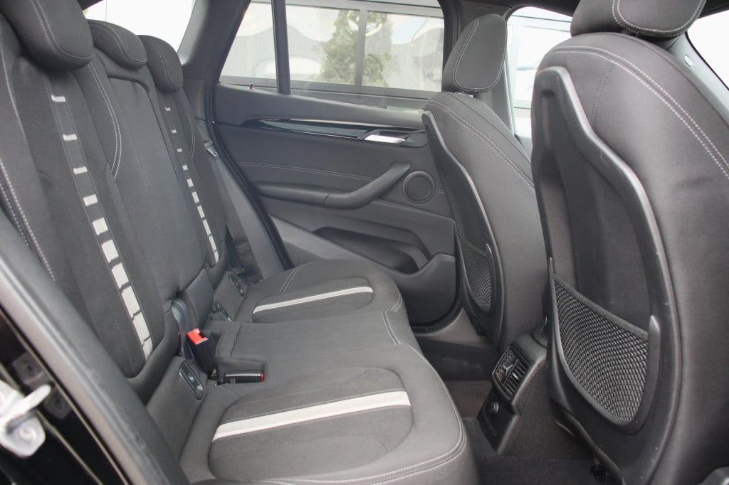 BMW X1 xdrive20i sport line automaat - led - pano - navi - stoel verw - cru