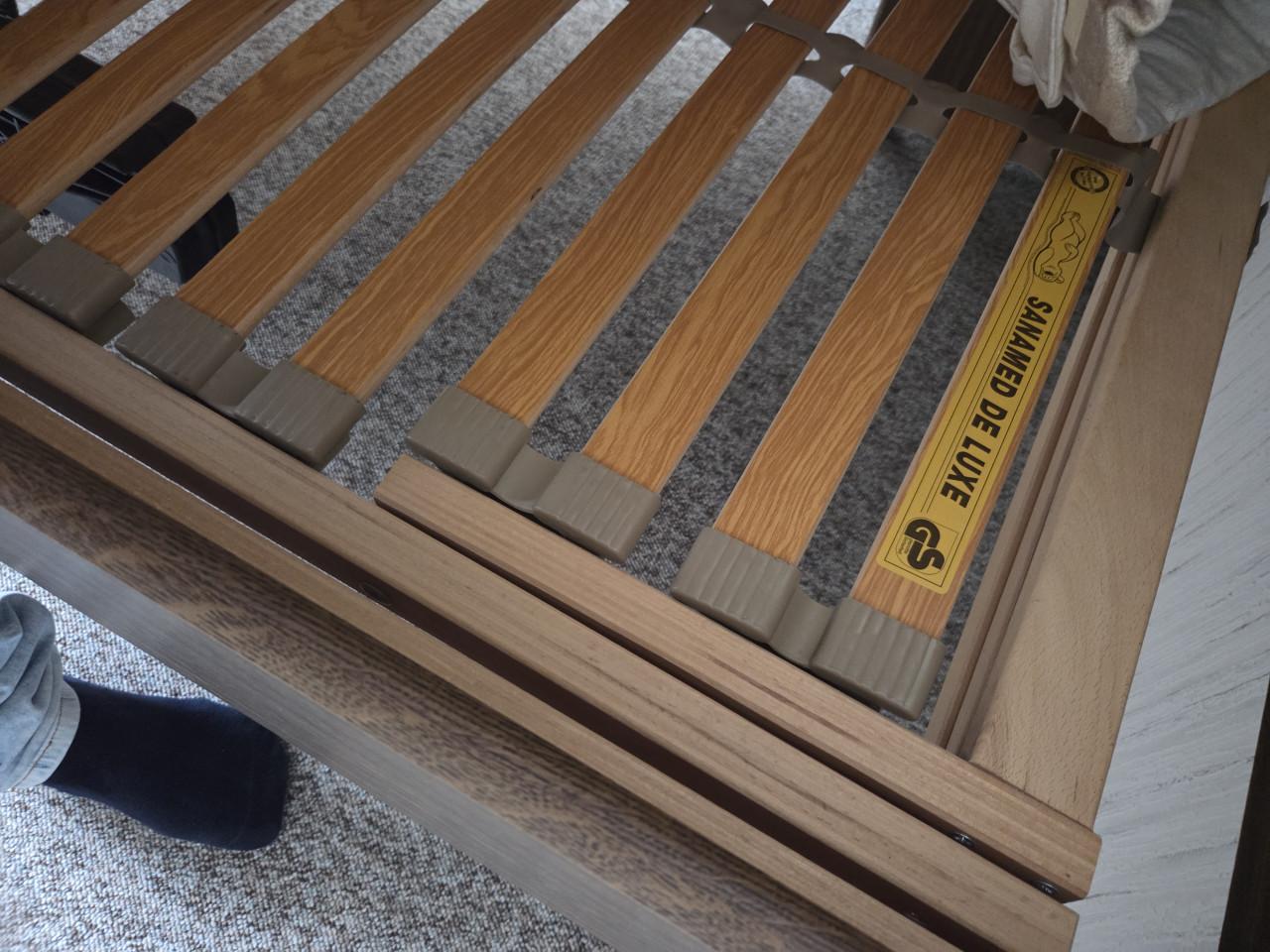 Senioren bed elektrisch 90x200 met nachtkastje