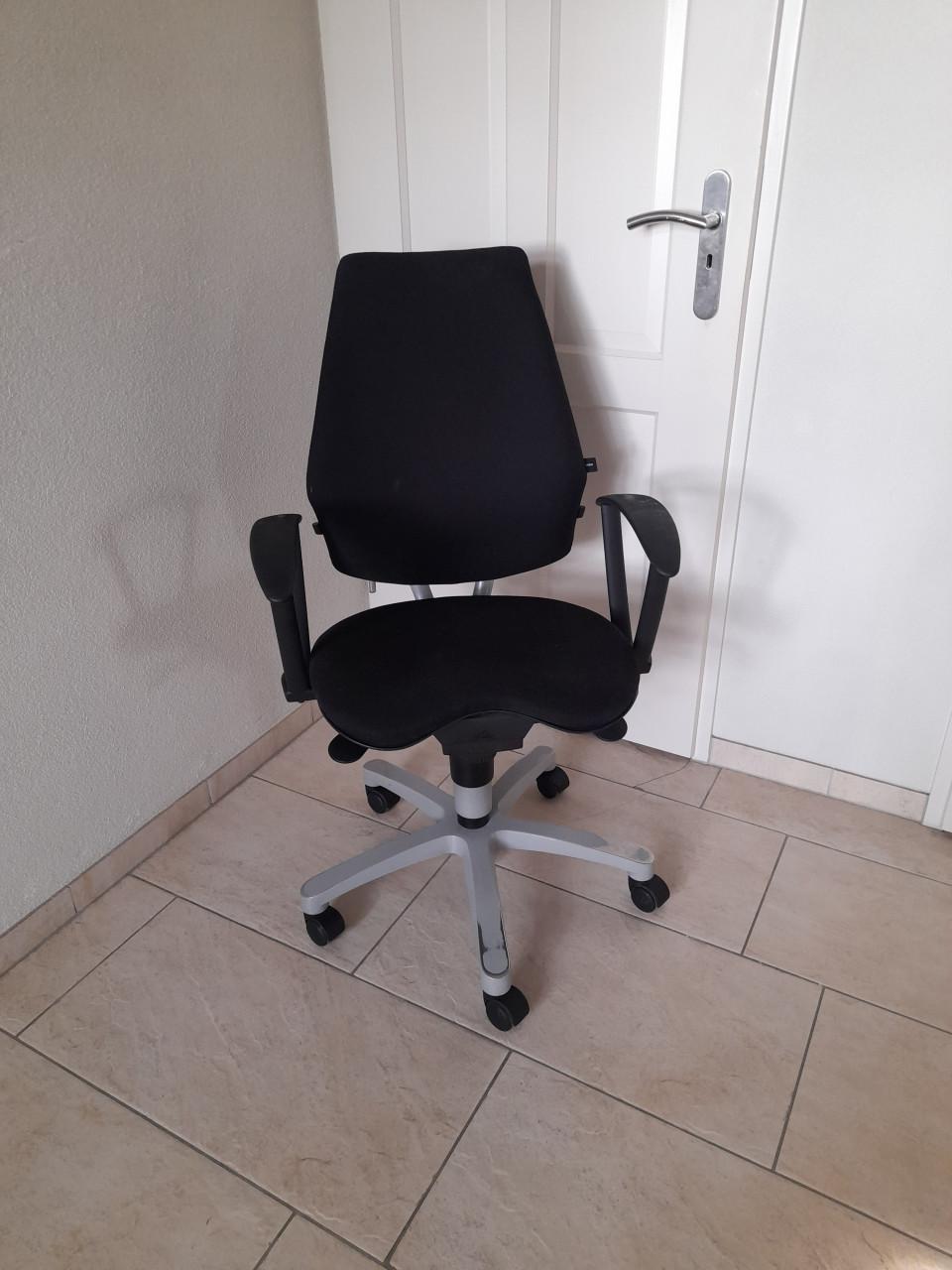 Verstelbare Bureaustoel  (in goede staat )  Er is van alles te verstellen