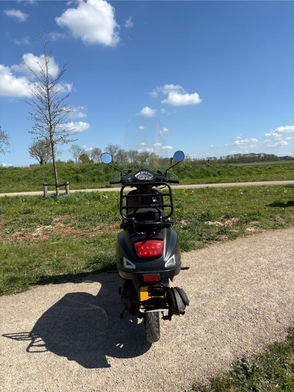 Nette scooter op geel kenteken