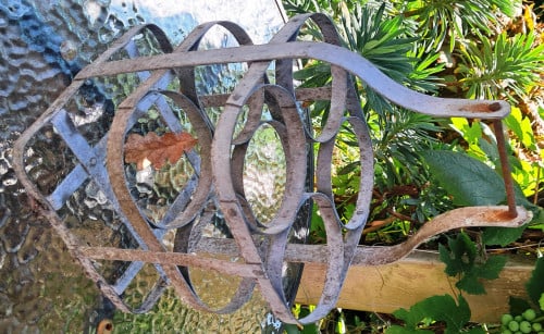 Heel oud Frans wijnrekje, om flessen in te bewaren of als sierstuk in tuin
