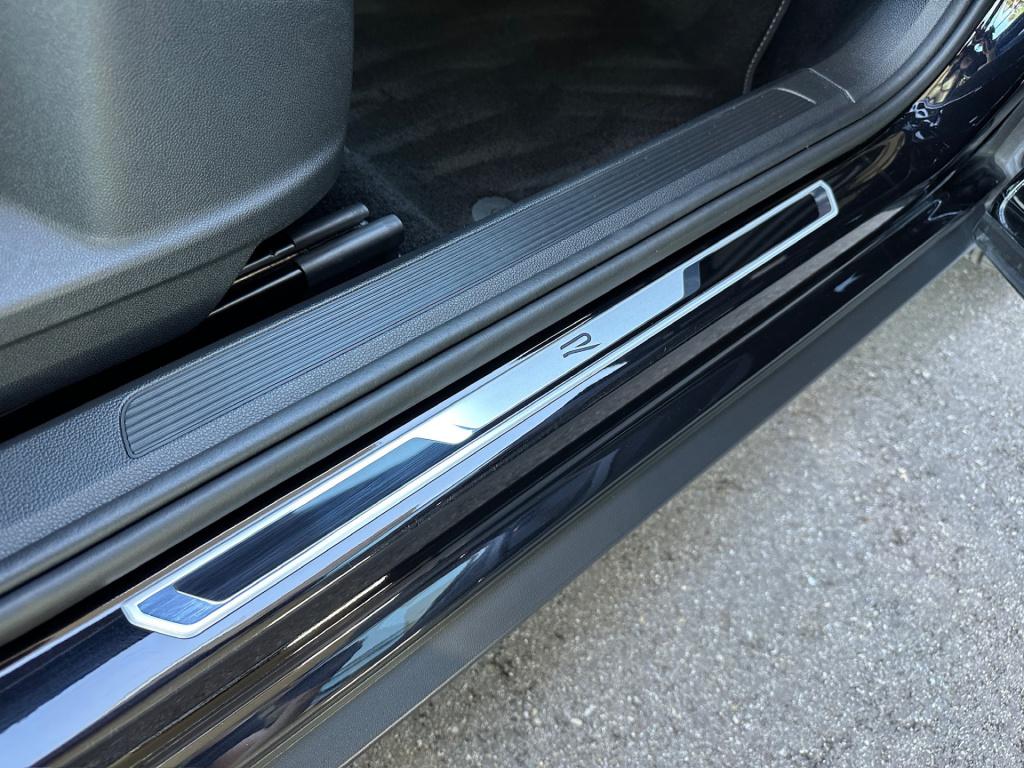 Volkswagen T-roc 1.5 tsi 150pk r-line | black style | keyless | navi | adap